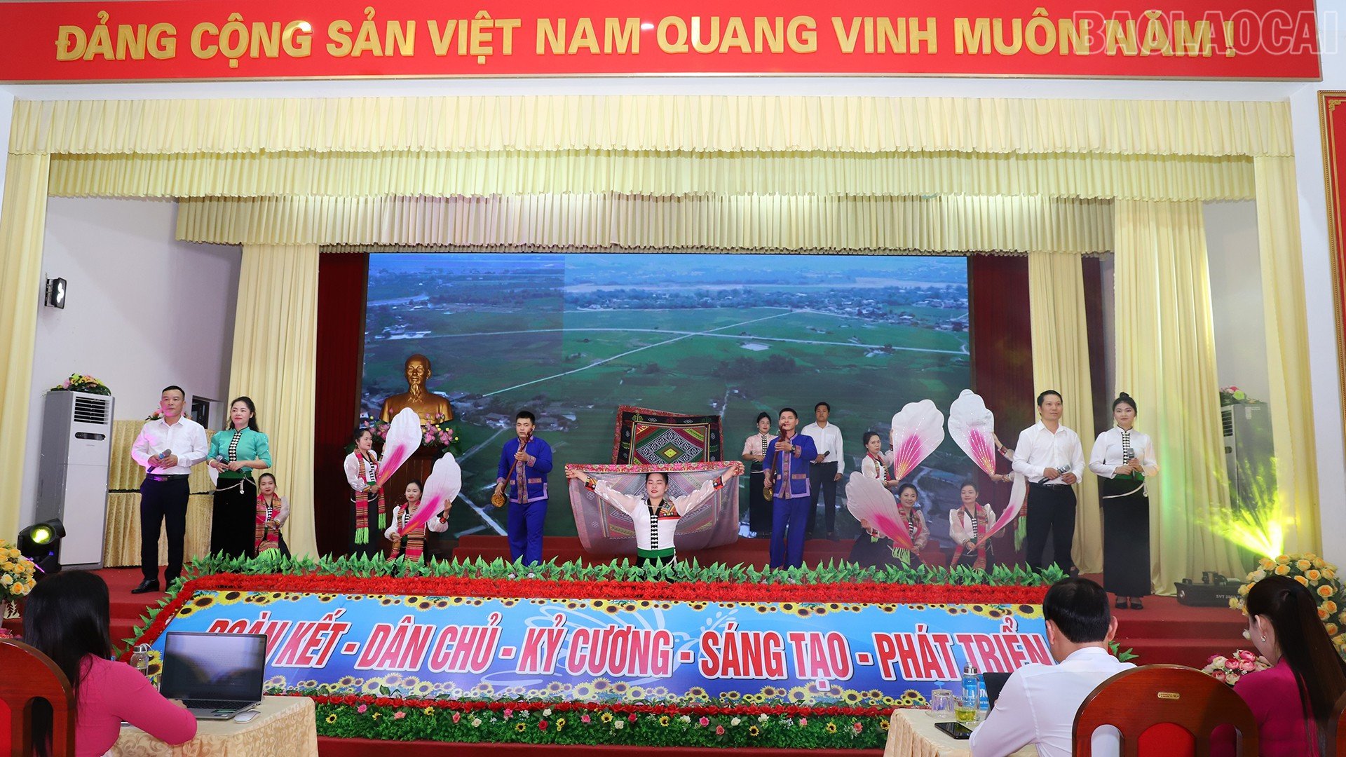 Văn nghệ chào mừng đại hội.