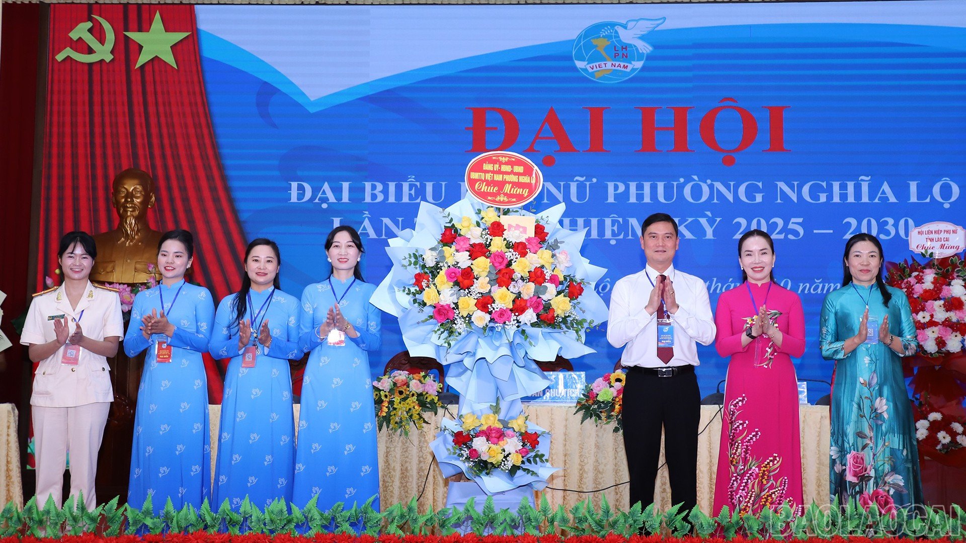 Ban Thường vụ Đảng ủy phường Nghĩa Lộ tặng hoa chúc mừng đại hội.