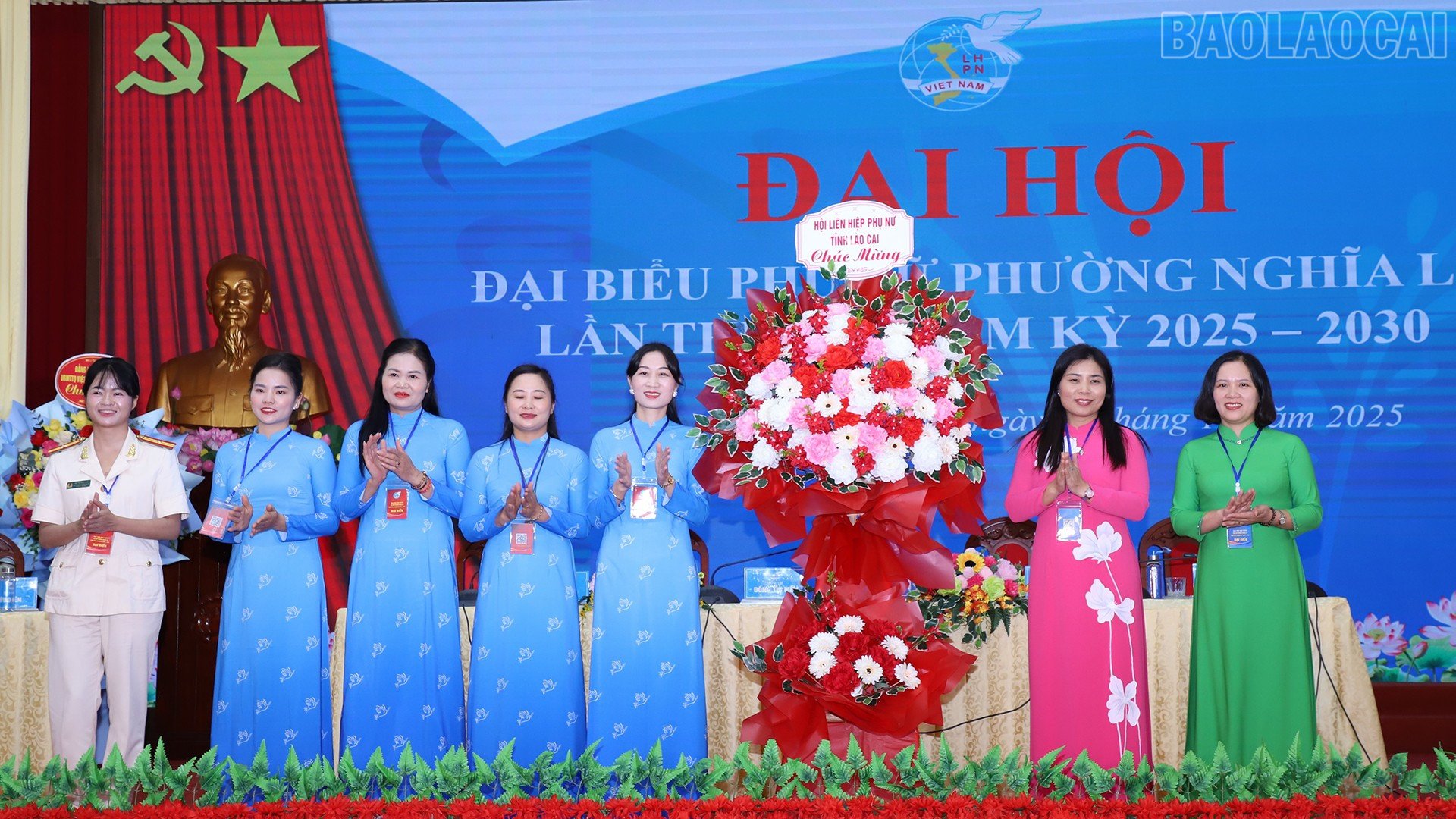 Đoàn đại biểu Hội Liên hiệp Phụ nữ tỉnh tặng hoa chúc mừng đại hội.