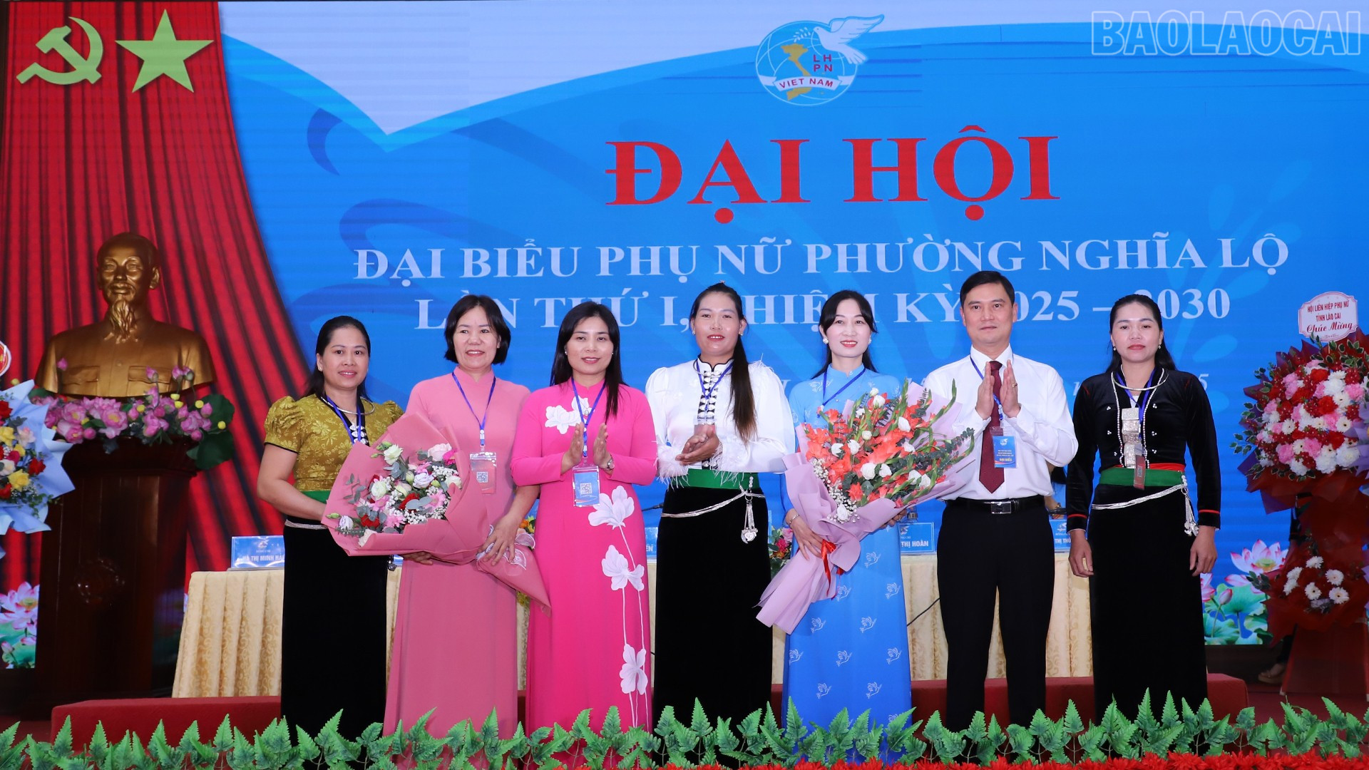 Đoàn đại biểu dự đại hội cấp trên ra mắt đại hội.