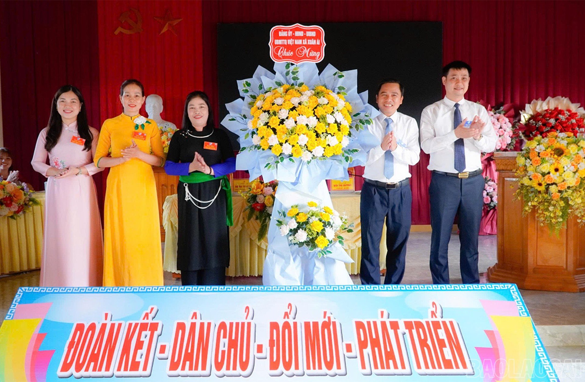 Lãnh đạo xã tặng hoa chúc mừng đại hội.