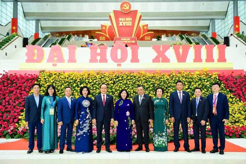 Các đồng chí lãnh đạo thành phố trước giờ bắt đầu phiên trù bị. (Ảnh: Thành uỷ Hà Nội) 