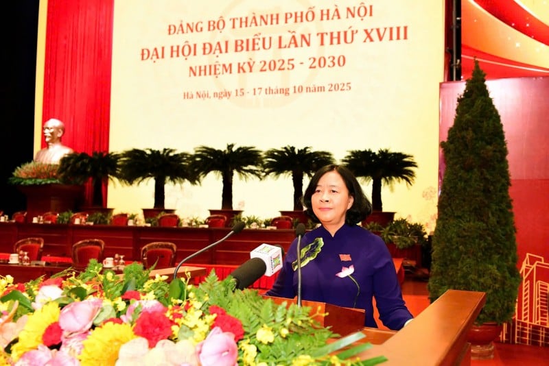Ủy viên Bộ Chính trị, Bí thư Thành ủy Hà Nội Bùi Thị Minh Hoài phát biểu khai mạc phiên trù bị. (Ảnh: T.L)