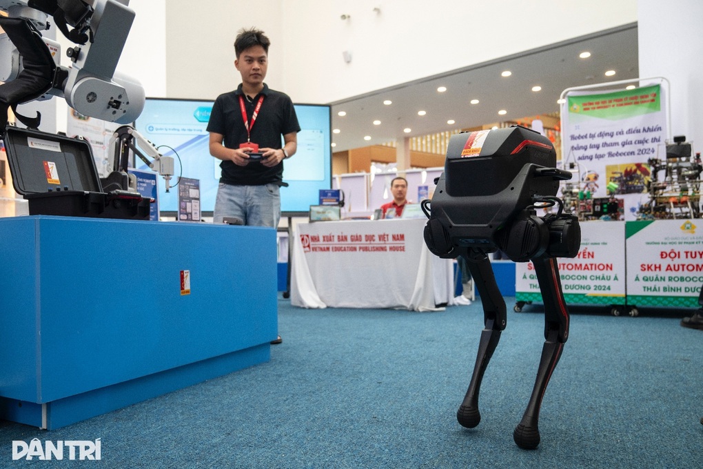 Robot nước ngoài dán logo Đại học Bách khoa Hà Nội: Sơ suất và hiểu lầm - 1