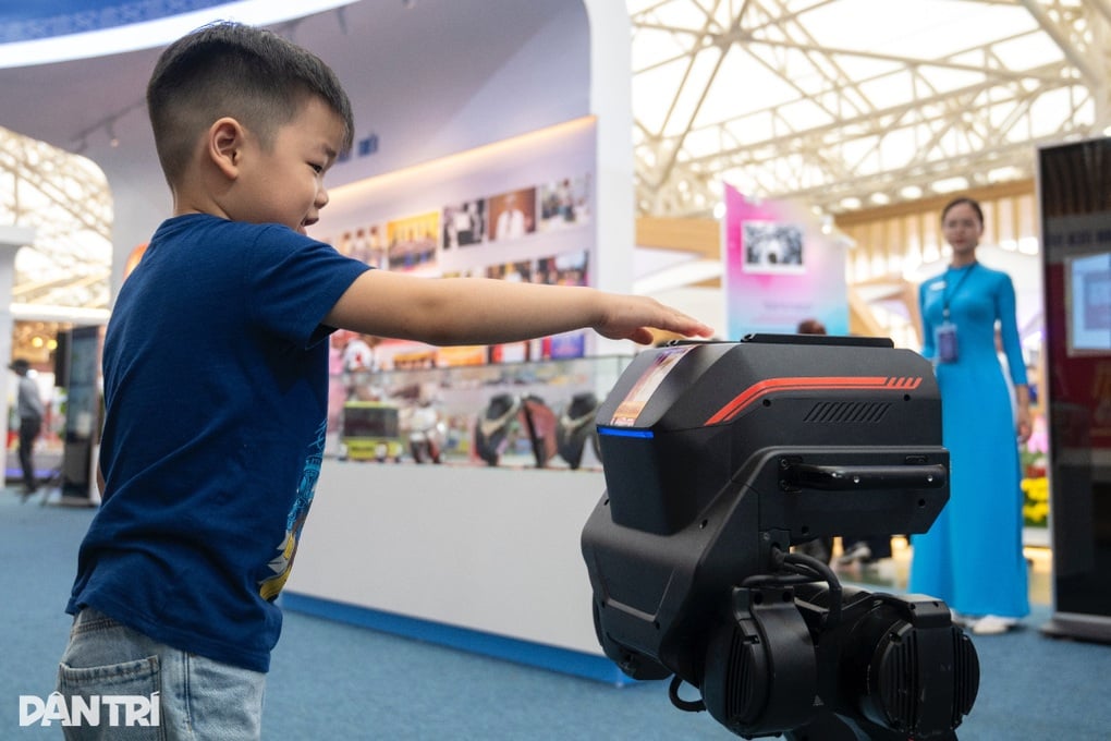 Robot nước ngoài dán logo Đại học Bách khoa Hà Nội: Sơ suất và hiểu lầm - 2