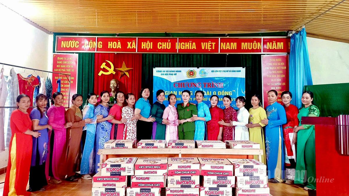 Kvinnorna i Bang Hanh-kommunen är vackra i ao dai.