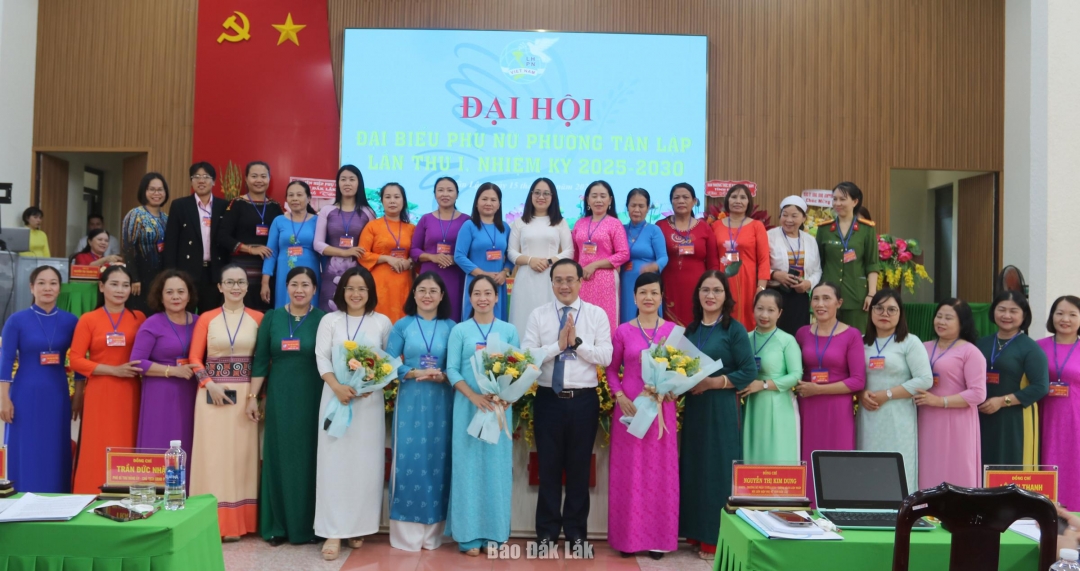 ថ្នាក់ដឹកនាំសហភាពនារីខេត្ត និងគណៈកម្មាធិការប្រជាជនឃុំតាន់ លាប ជូនកម្រងផ្កាអបអរសាទរគណៈកម្មាធិការប្រតិបត្តិសហភាពនារីឃុំតាន់ លាប។