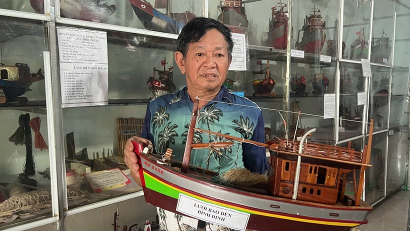 Artisan Nguyen Van Leo with the fishing boats that have been part of his life. (Photo: HOANG TRUNG)