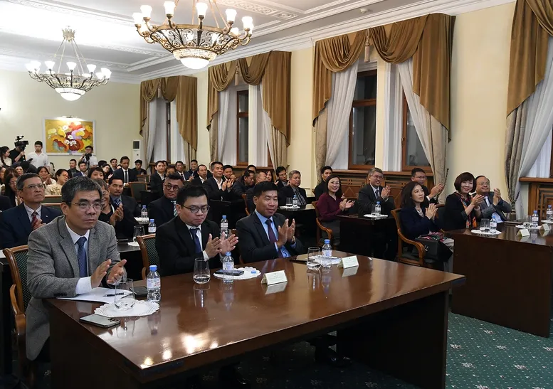 Phó Thủ tướng Bùi Thanh Sơn gặp gỡ cán bộ, nhân viên Đại sứ quán Việt Nam tại Liên bang Nga - Ảnh 1.