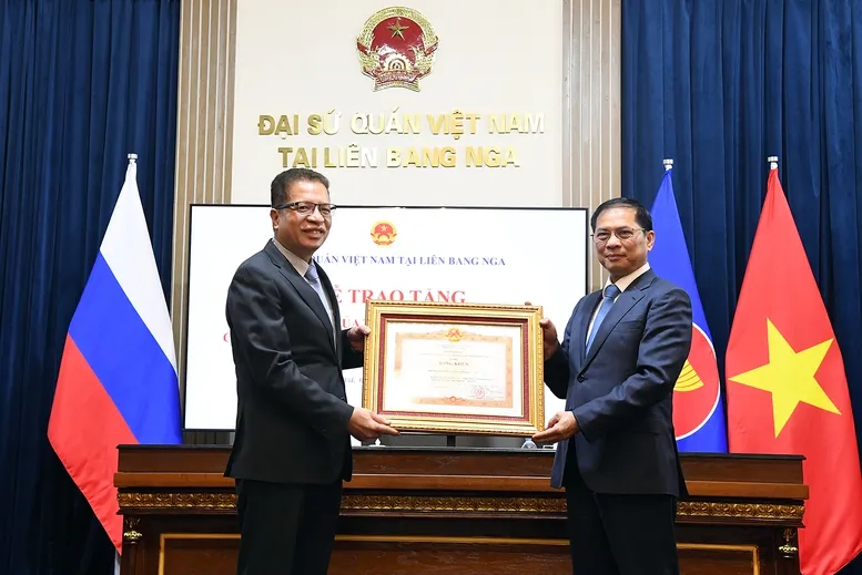 Phó Thủ tướng Bùi Thanh Sơn gặp gỡ cán bộ, nhân viên Đại sứ quán Việt Nam tại Liên bang Nga - Ảnh 2.