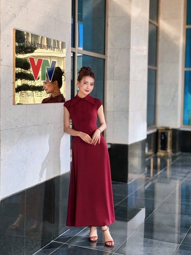 ຮຽນຮູ້ຈາກ MC Huyen Trang 'Mustard' ວິທີການປະສົມແລະຈັບຄູ່ເຄື່ອງນຸ່ງຫົ່ມຈາກການເຮັດວຽກໄປອອກ - ຮູບພາບ 3. Học MC Huyền Trang 'Mù tạt' mix đồ từ công sở đến đi chơi - Ảnh 3.