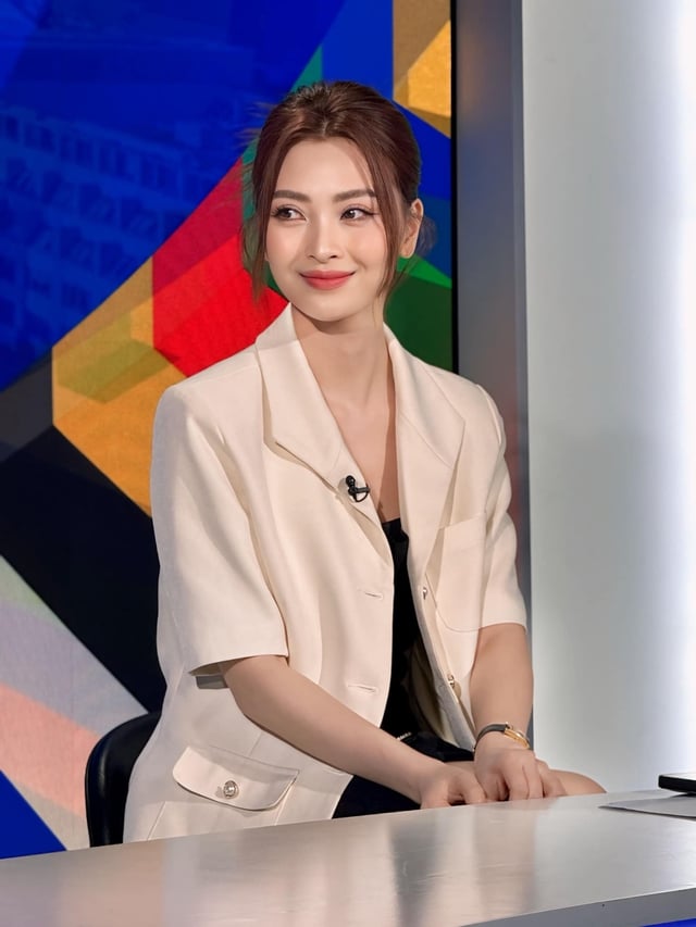 ຮຽນຮູ້ຈາກ MC Huyen Trang 'Mustard' ວິທີການປະສົມແລະຈັບຄູ່ເຄື່ອງນຸ່ງຫົ່ມຈາກການເຮັດວຽກໄປອອກ - ຮູບພາບ 7. Học MC Huyền Trang 'Mù tạt' mix đồ từ công sở đến đi chơi - Ảnh 7.