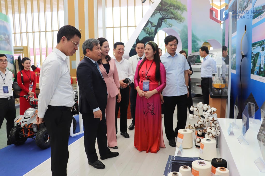Ein Vertreter der Texhong Group in Vietnam stellte den Provinzführern auf der Ausstellung „80 Jahre Reise der Unabhängigkeit – Freiheit – Glück“ in Hanoi einige Textilprodukte von FDI-Unternehmen im Hai Ha-Industriepark vor.