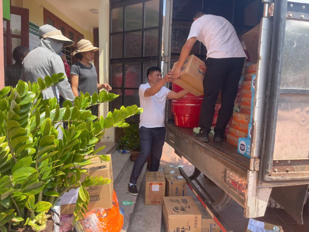 Sinh Phuong Trading Service Company Limited unterstützt die von Stürmen und Überschwemmungen betroffenen Menschen in der Gemeinde Kha Son (Provinz Thai Nguyen) mit dem Nötigsten.