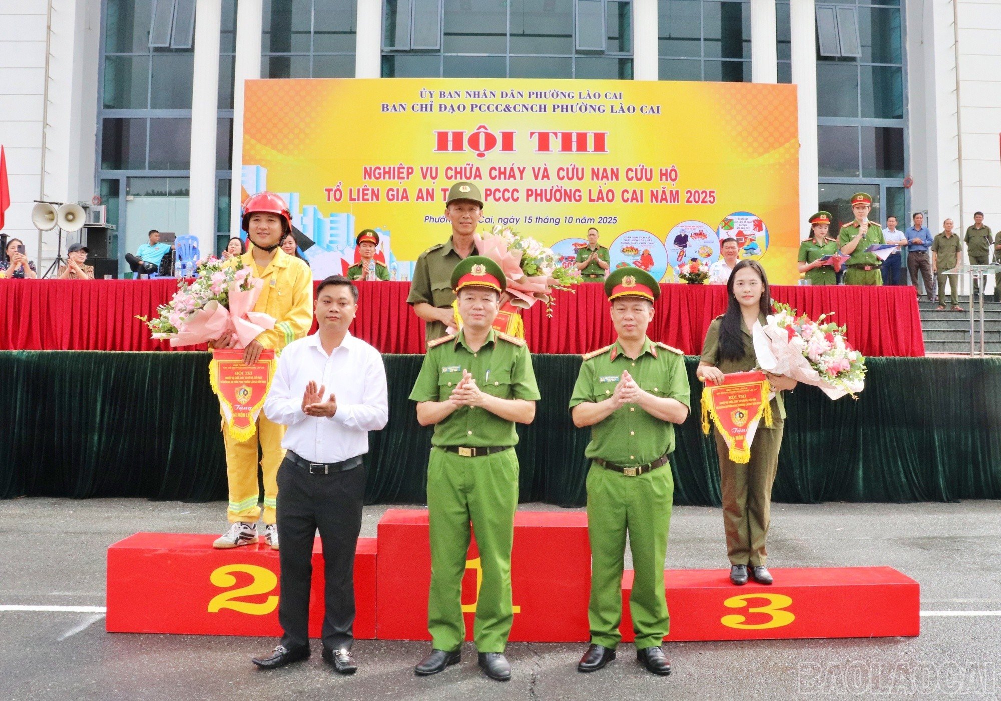 Ban Tổ chức trao giải cho các đội tham gia hội thi trao giải phần thi lý thuyết. (Ảnh: Ánh Tuyết)