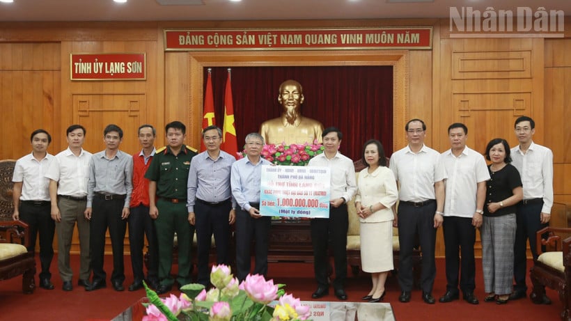 La délégation de travail de la ville de Da Nang a présenté une partie du financement pour aider la province de Lang Son à surmonter les dommages causés par les tempêtes et les inondations.