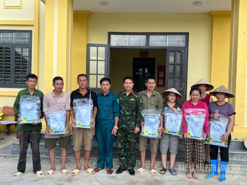 Representatives of the Provincial Military Command distributed civilian clothes to households that suffered heavy damage caused by floods in Yen Binh commune.