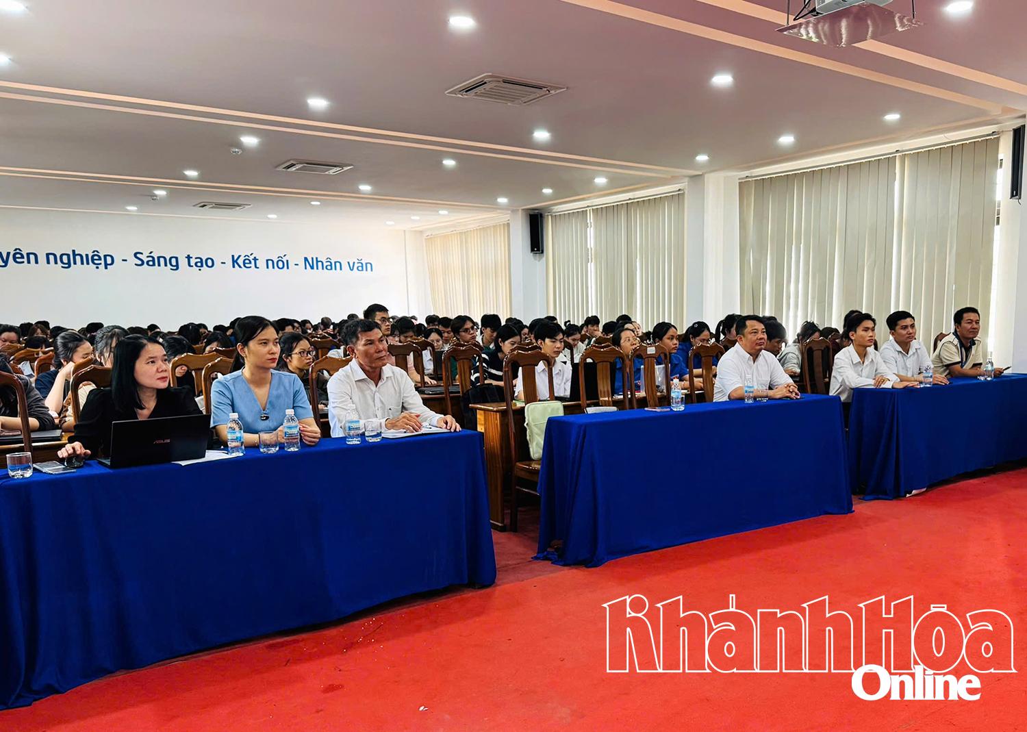 Afgevaardigden en studenten woonden de workshop aan de Khanh Hoa Universiteit bij.