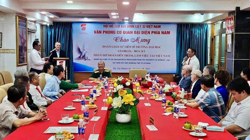 Quang cảnh buổi làm việc.