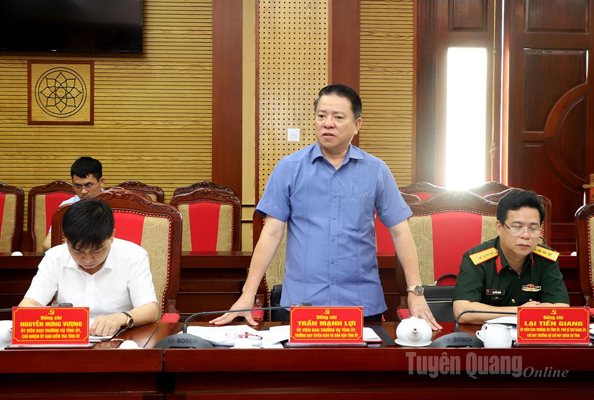 ប្រធាន​នាយកដ្ឋាន​ឃោសនា និង​ចលនា​មហាជន​នៃ​គណៈកម្មាធិការ​បក្ស​ខេត្ត លោក Tran Manh Loi បាន​ពិភាក្សា​ក្នុង​កិច្ចប្រជុំ