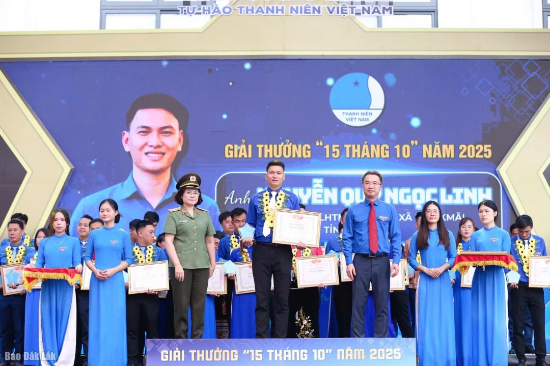ທ່ານ ຫງວຽນ​ກວກ​ລິງ ​ໄດ້​ຮັບ​ລາງວັນ​ວັນ​ທີ 15/10/2025. ຮູບພາບສະຫນອງໃຫ້ໂດຍລັກສະນະ
