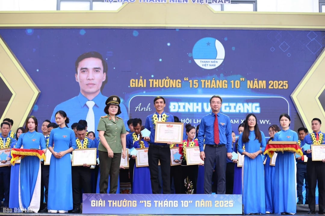 ທ່ານ Dinh Vo Giang ໄດ້ຮັບລາງວັນໃນວັນທີ 15 ຕຸລາ 2025. ຮູບພາບສະຫນອງໃຫ້ໂດຍລັກສະນະ