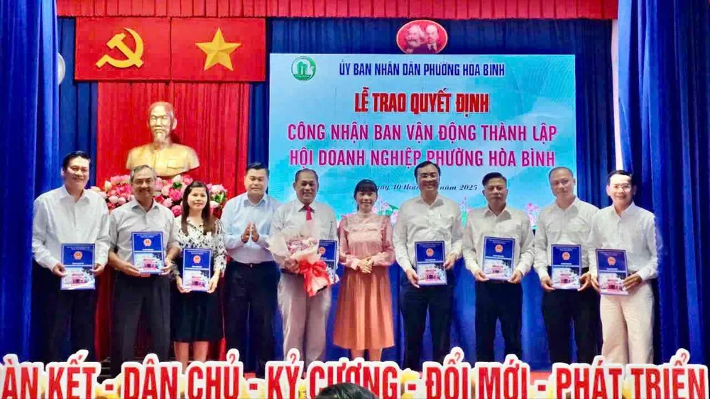 វួដ Hoa Binh៖ ផ្តល់កិត្តិយសដល់អាជីវកម្មគំរូ និងគ្រួសារអាជីវកម្ម