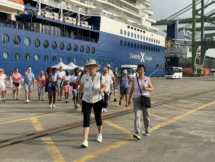 Les entreprises sont en difficulté car le port d'Ho Chi Minh-Ville cesse de recevoir des passagers de navires de croisière - Photo 3. Doanh nghiệp ngồi trên lửa khi cảng TP HCM ngưng đón khách tàu biển - Ảnh 3.