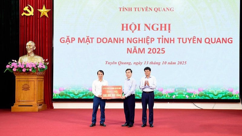 Leaders of the Vietnam Fatherland Front of Tuyen Quang province received support from businesses in the province to support people affected by storm No. 10.