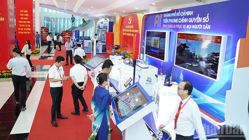 Ausstellungsraum für Technologieprodukte in der Beamtenakademie von Ho-Chi-Minh-Stadt. (Foto: THE ANH)