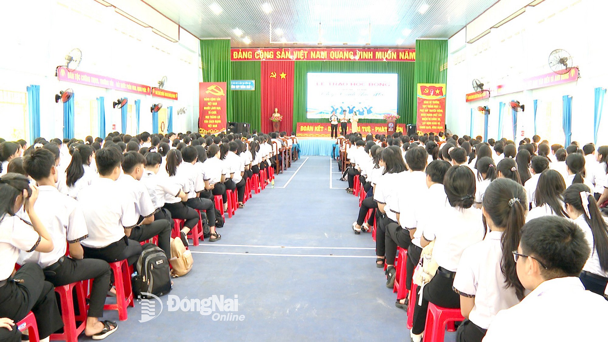 Buổi lễ trao học bổng Chắp cánh ước mơ (kỳ 123) diễn ra trang trọng và ấm áp tại Trường THPT Thống Nhất A (xã Trảng Bom, tỉnh Đồng Nai). Ảnh: Phú Quý 
