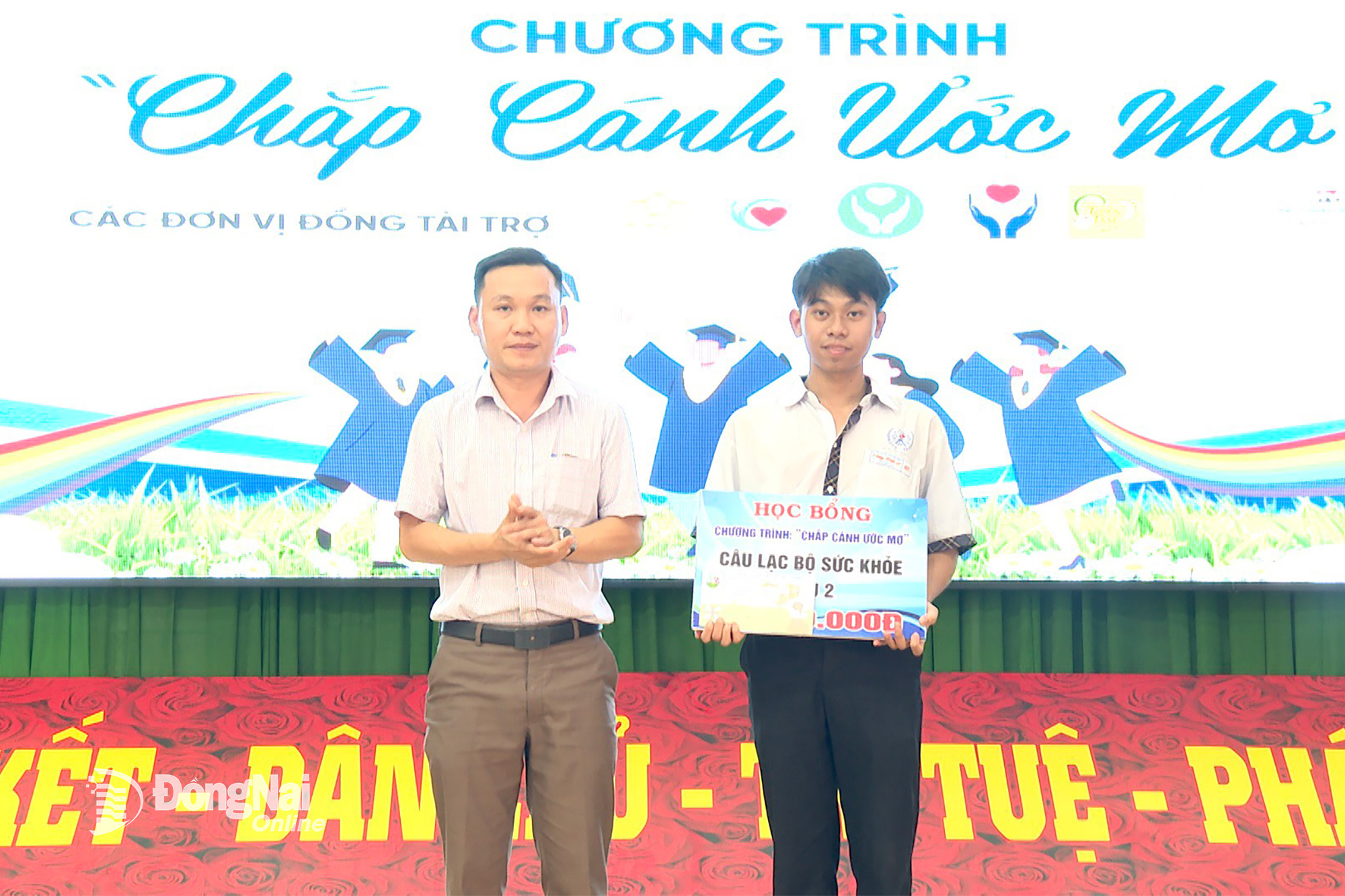 Ông Nguyễn Văn Chiến, Phó Chủ tịch UBND xã Trảng Bom trao suất học bổng 2 triệu đồng. Ảnh: Phú Quý 
