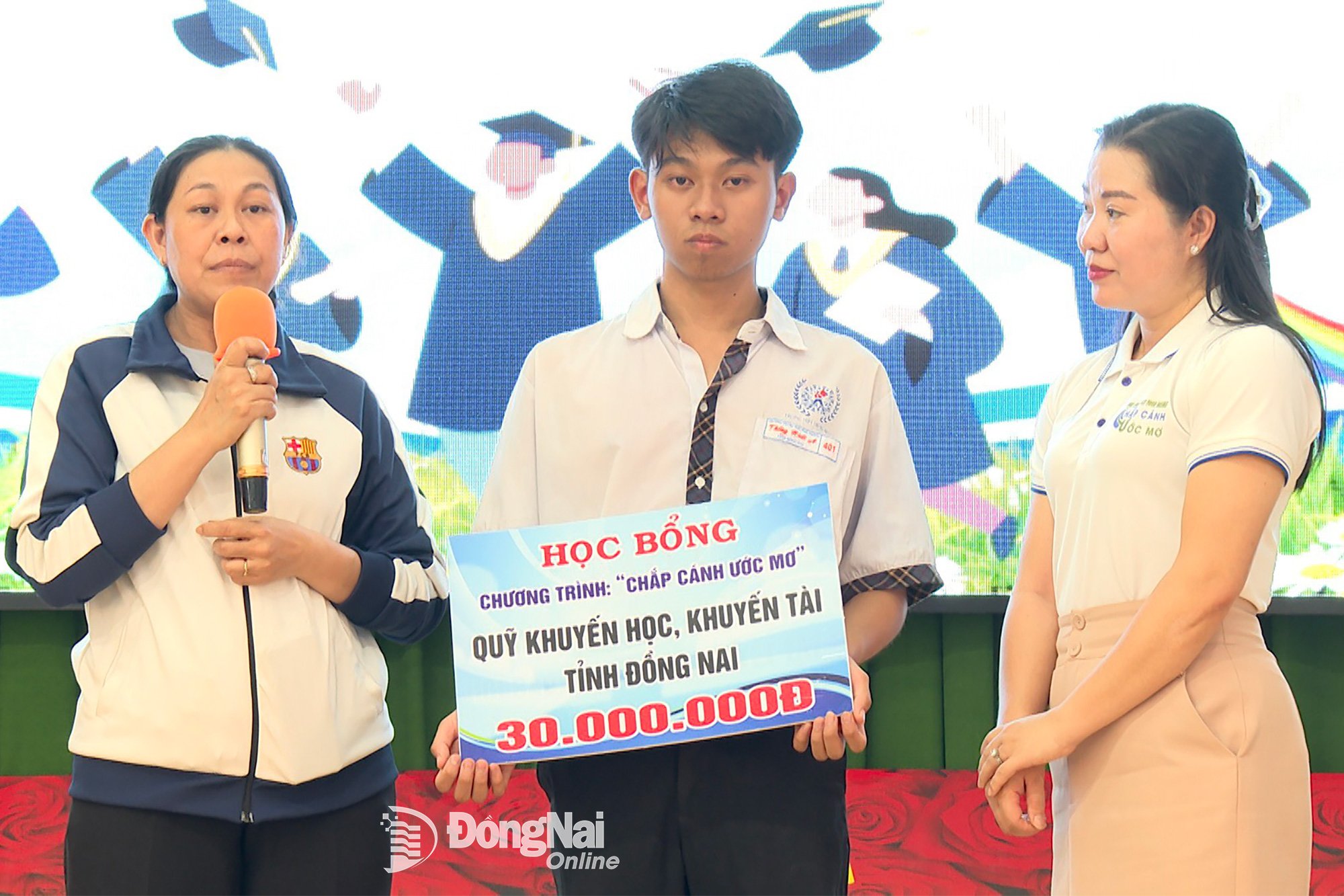 Các nhà hảo tâm hòa niềm vui cùng em Ngô Đình Phú An trong ngày đón nhận học bổng Chắp cánh ước mơ. Ảnh: Phú Quý 
