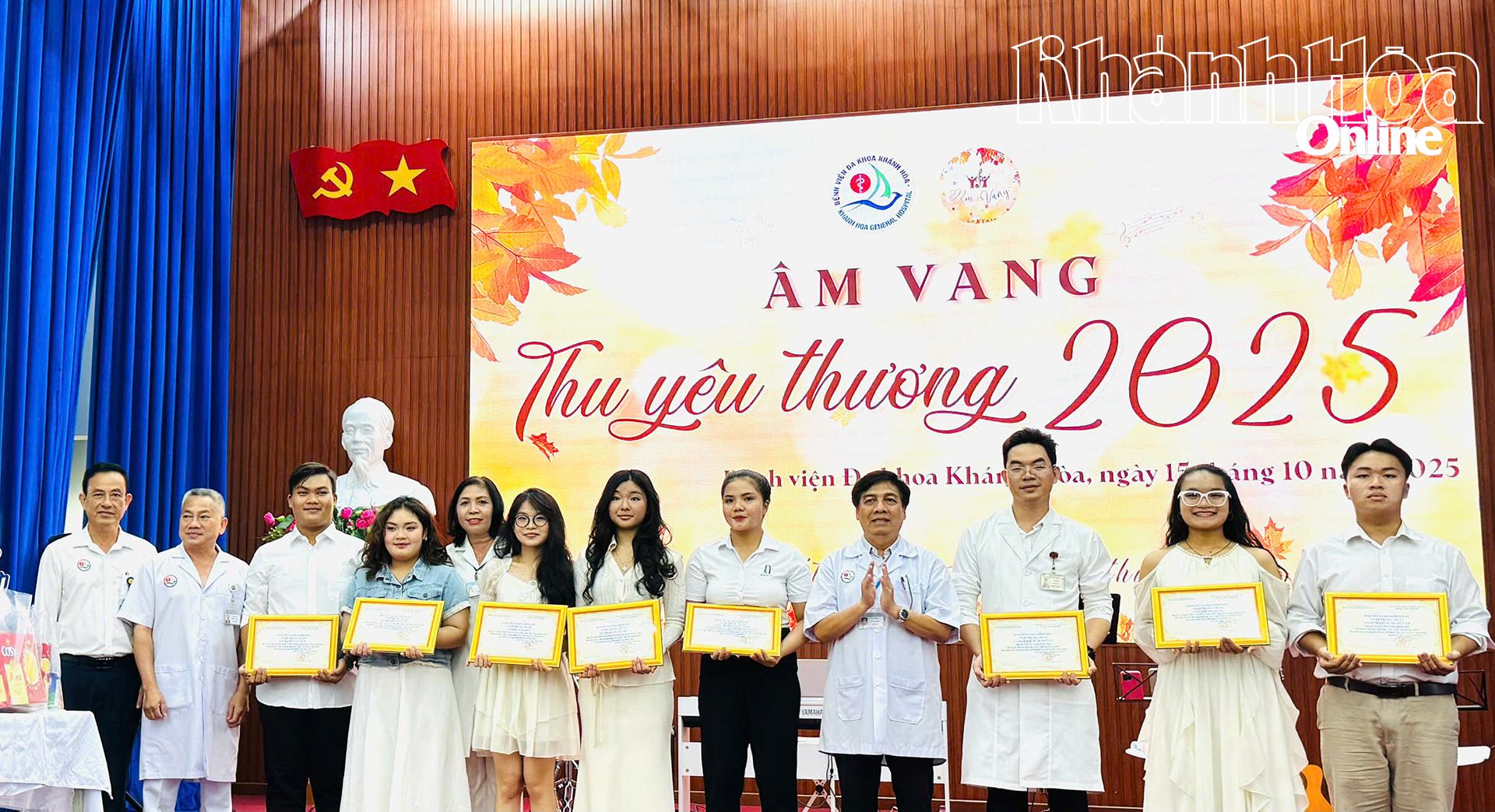 Die Leiter des Khanh Hoa General Hospital überreichten den Sponsoren und der Musikgruppe eine Danktafel.