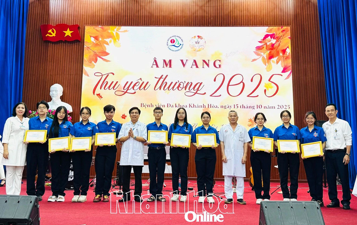 Die Leiter des Khanh Hoa General Hospital überreichten den Studenten, die sich freiwillig zur Unterstützung des Programms gemeldet hatten, eine Dankestafel.