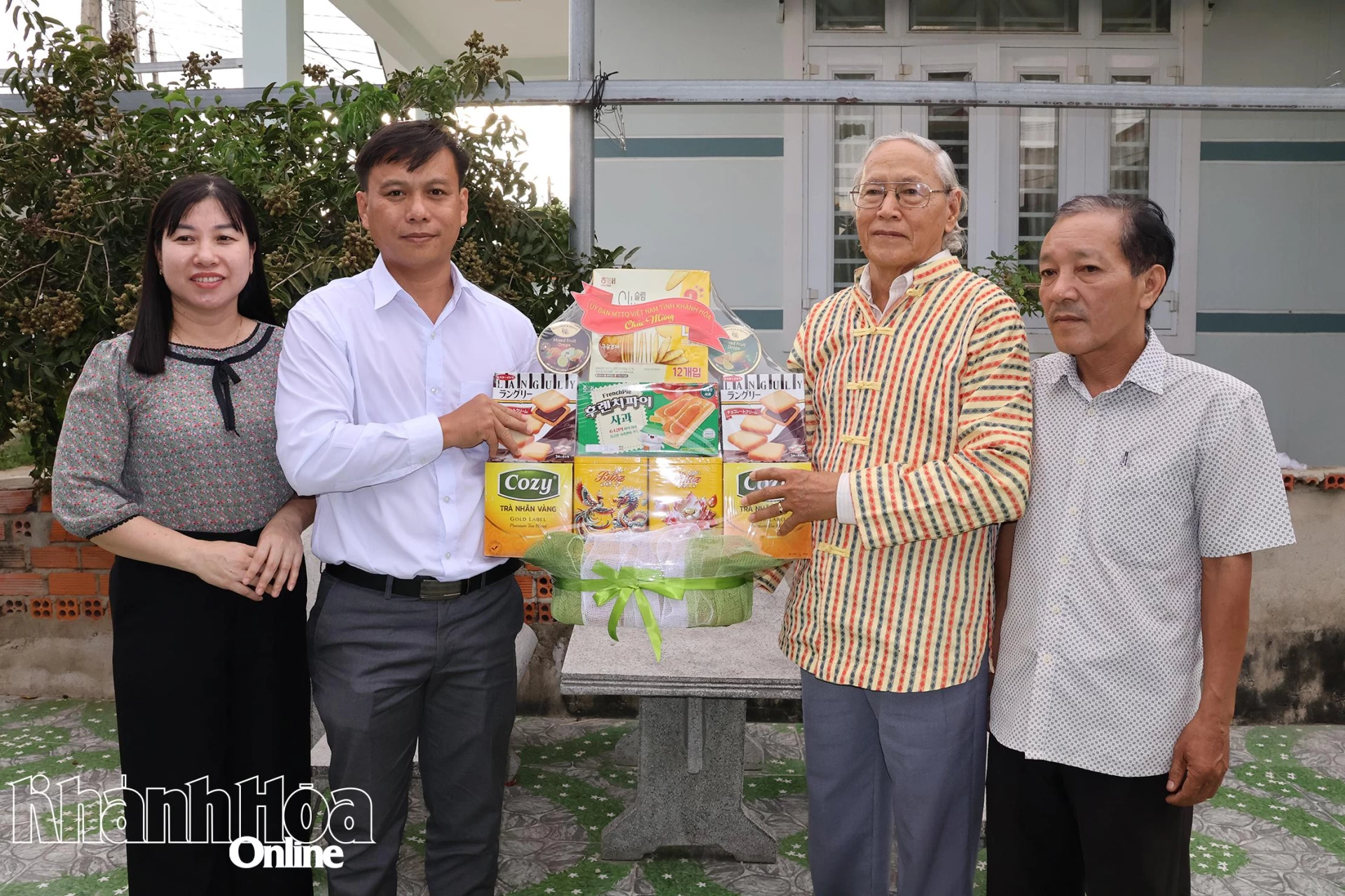 Die Arbeitsdelegation des Provinzkomitees der Vaterländischen Front Vietnams besuchte Herrn Truong Thong, Mitglied des Provinzkomitees der Vaterländischen Front Vietnams (Dorf Bau Truc, Gemeinde Ninh Phuoc), und gratulierte ihm.