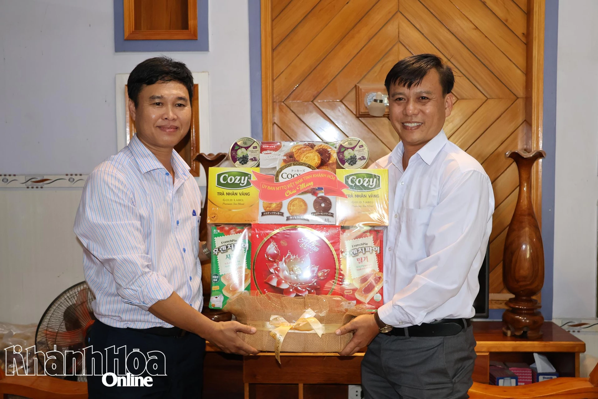 Die Delegation des Komitees der Vietnamesischen Vaterländischen Front der Provinz besuchte Truong Thanh Dam, den Vorsitzenden des Komitees der Vietnamesischen Vaterländischen Front der Gemeinde Phuoc Huu, und gratulierte ihm.