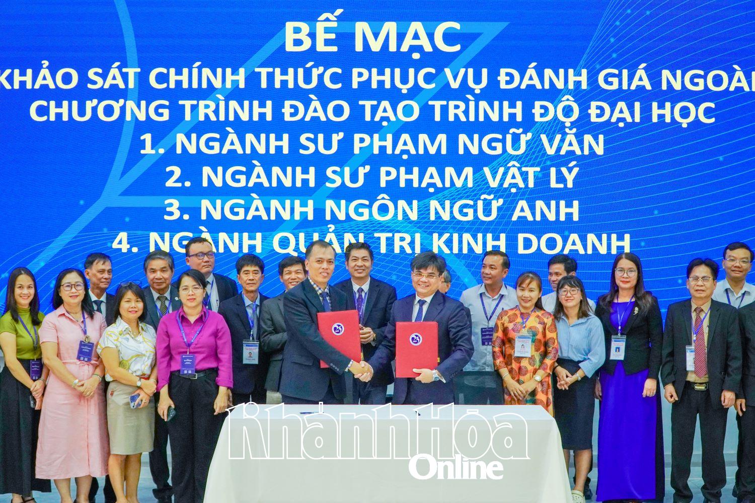 Perwakilan tim penilaian eksternal dan Universitas Khanh Hoa menandatangani berita acara penyelesaian survei.