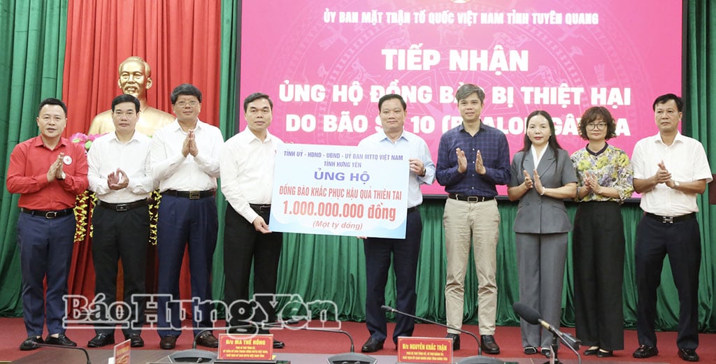គណៈប្រតិភូការងារខេត្ត Hung Yen ជានិមិត្តរូបបានប្រគល់ថវិកាឧបត្ថម្ភដល់ប្រជាជនខេត្ត Tuyen Quang ជំនះពុះពារលើផលវិបាកដែលបង្កឡើងដោយគ្រោះធម្មជាតិ។