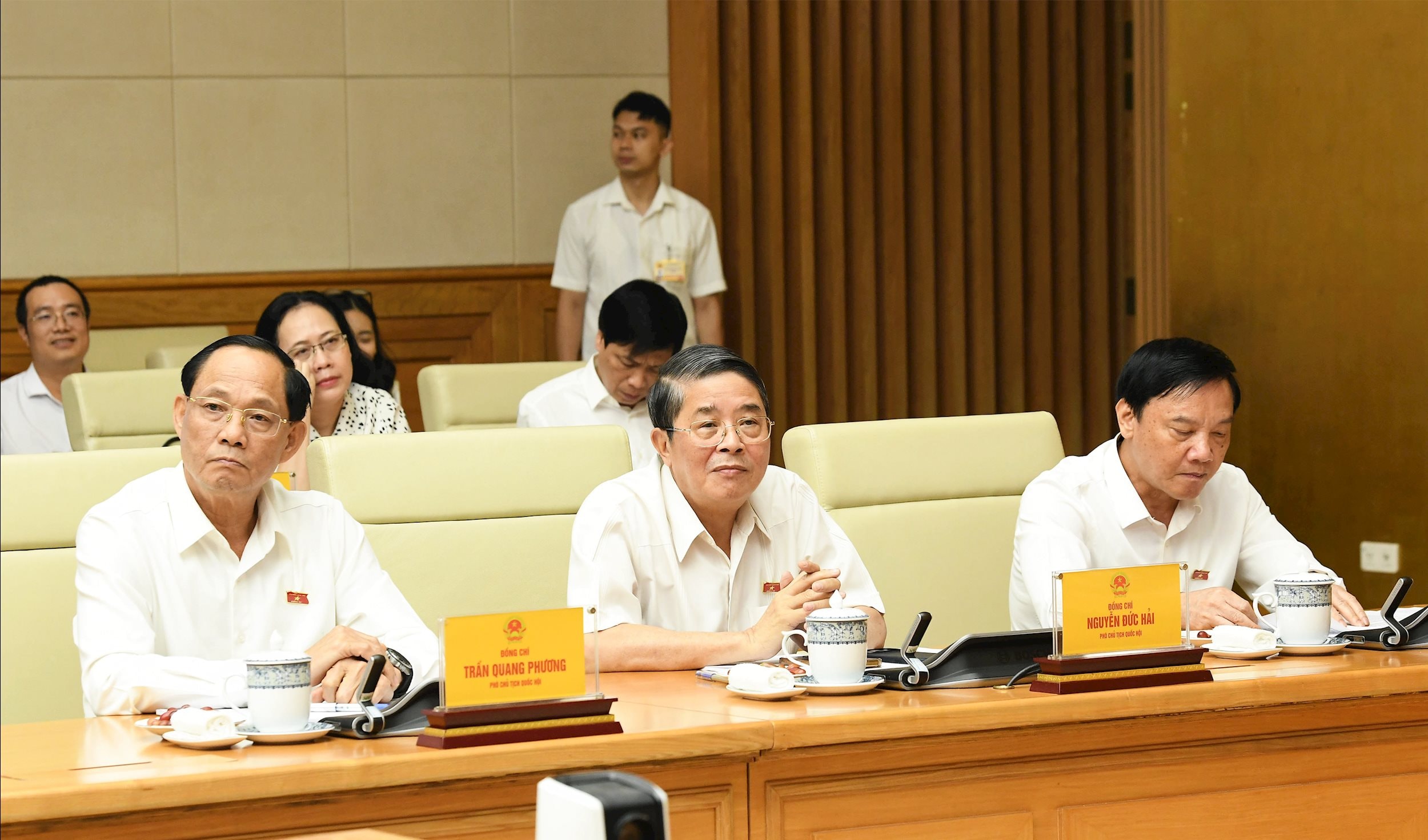 Le secrétaire adjoint du Comité du Parti de l'Assemblée nationale, vice-président de l'Assemblée nationale, Nguyen Khac Dinh ; le vice-président de l'Assemblée nationale, Nguyen Duc Hai ; le vice-président de l'Assemblée nationale, le lieutenant-général Tran Quang Phuong, ont assisté à la conférence.