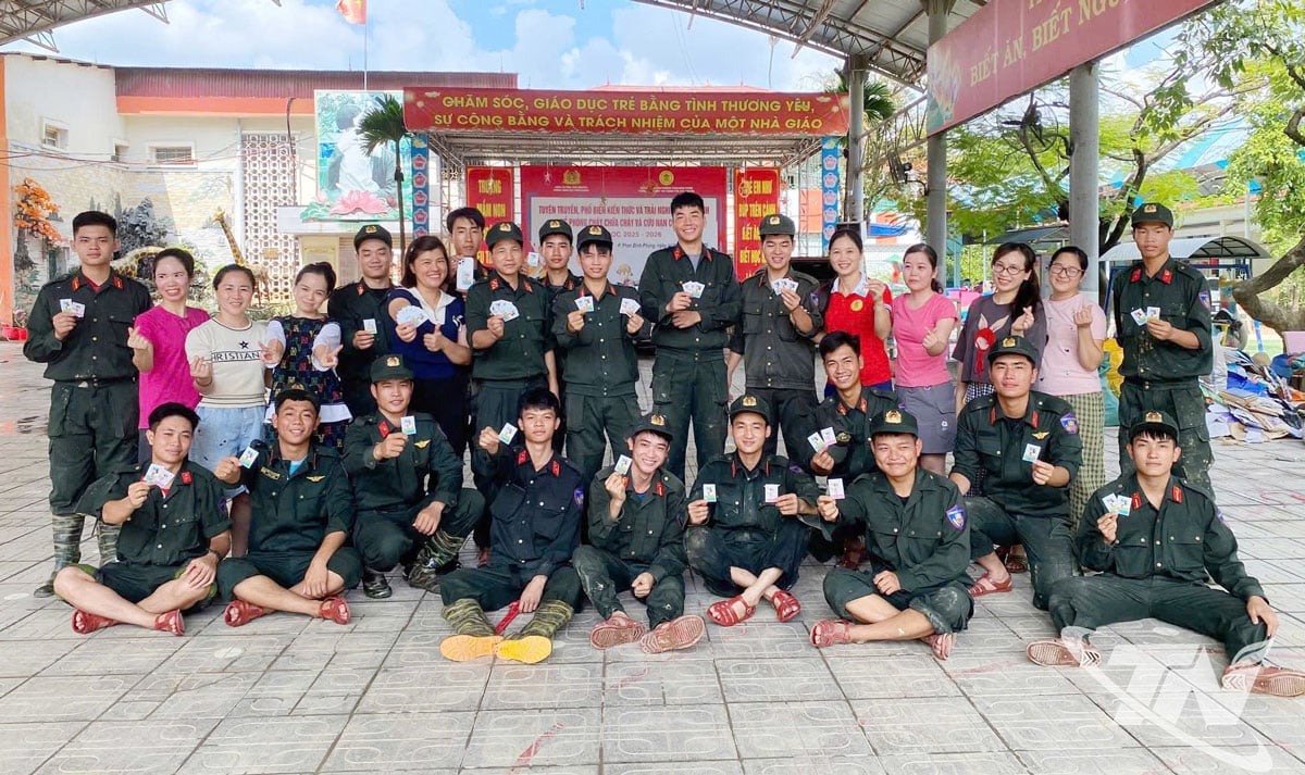 ភាពសប្បាយរីករាយរបស់យោធិនកងវរសេនាតូចទី២ កងវរសេនាធំនគរបាលចល័តរាជធានី ពេលបំពេញបេសកកម្ម និងទទួលបានវិញ្ញាបនបត្រកូនល្អ។
