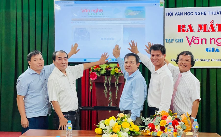 cac-dai-bieu-nhan-nut-ra-mat-tap-chi-van-nghe-gia-lai.jpg