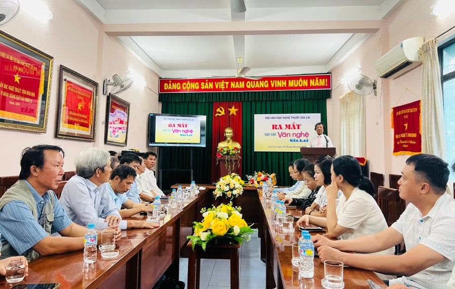quang-canh-le-ra-mat-tap-chi-van-nghe-gia-lai.jpg