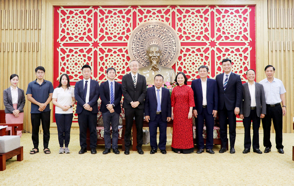 Provinsledarna i Nghe An tog souvenirfoton med JICA-delegationen