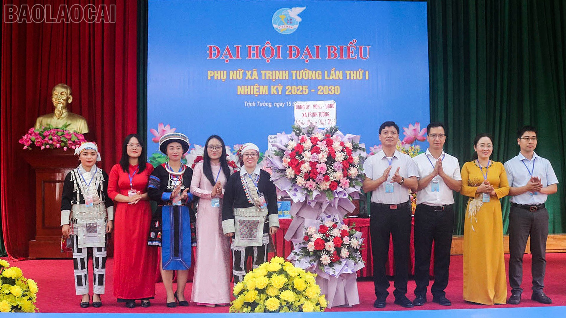 Lãnh đạo xã Trịnh Tường tặng hoa chúc mừng đại hội.