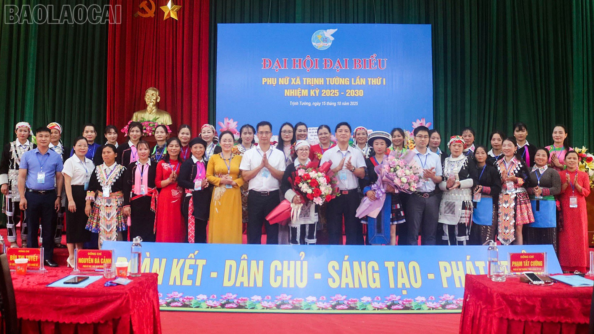 Ban Chấp hành khóa mới ra mắt đại hội.