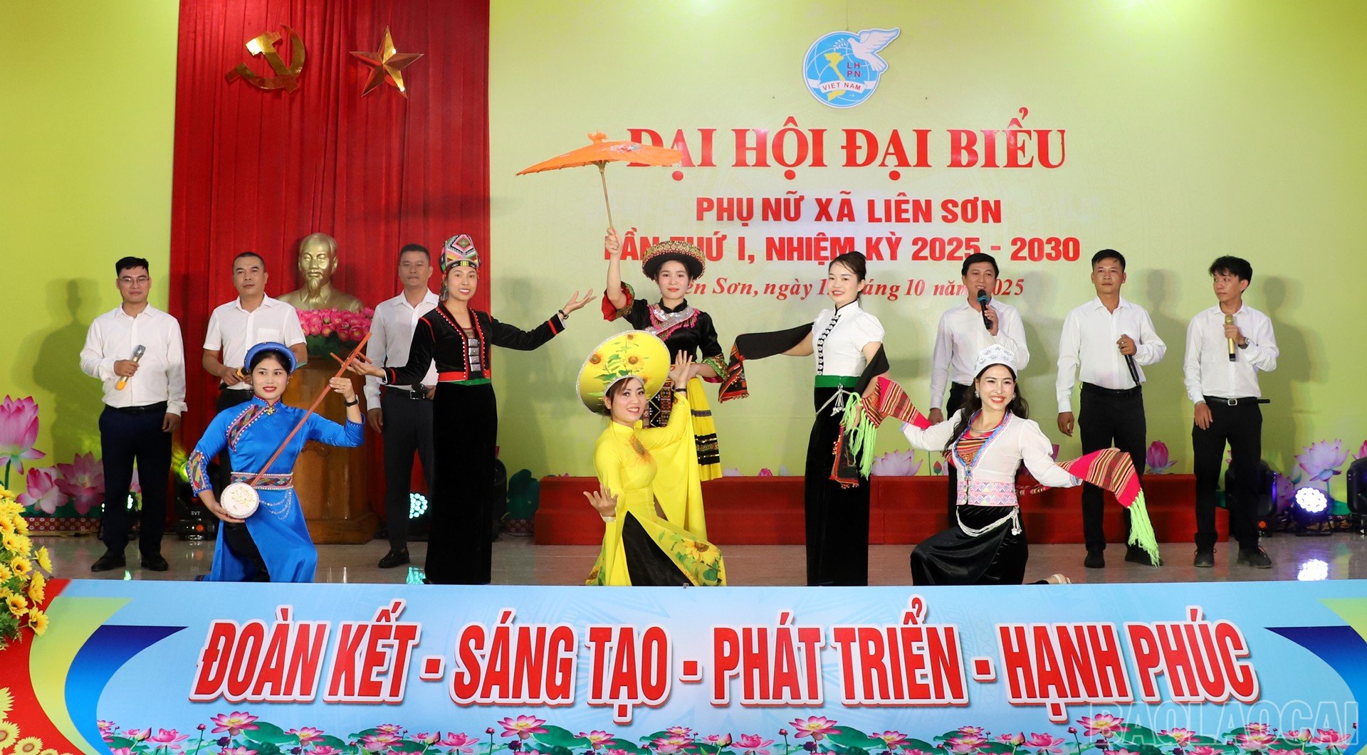 Tiết mục văn nghệ chào mừng đại hội.