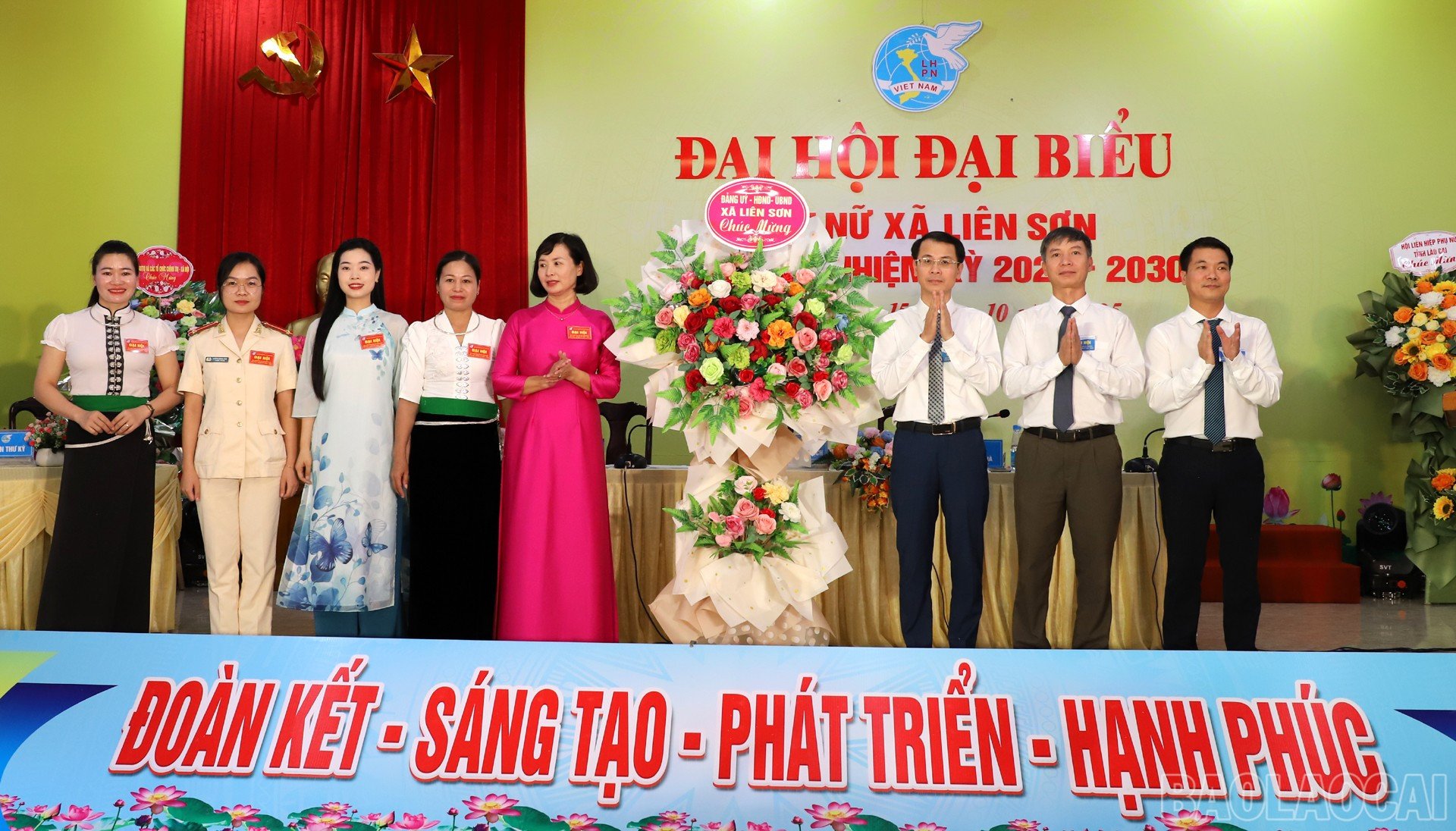 Lãnh đạo xã tặng hoa chúc mừng đại hội.