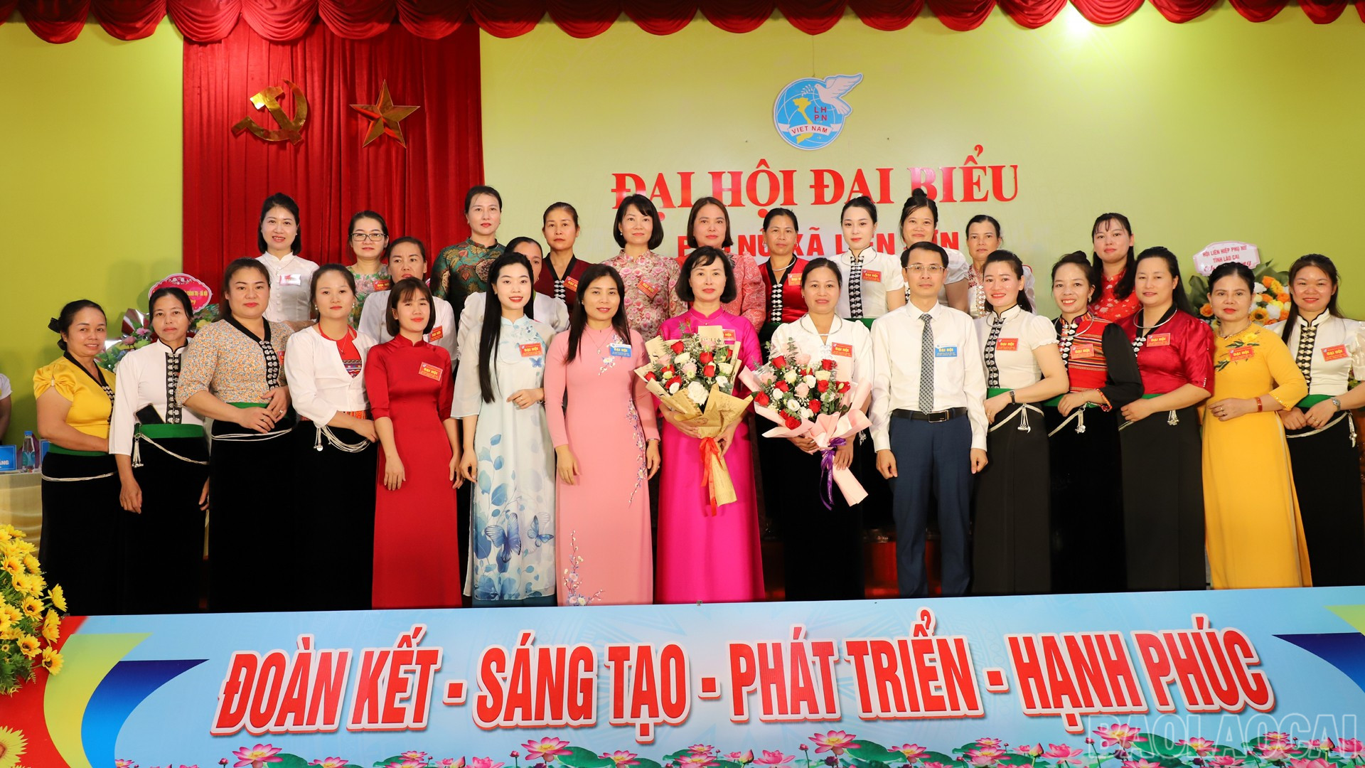 Ban Chấp hành khóa mới ra mắt đại hội.