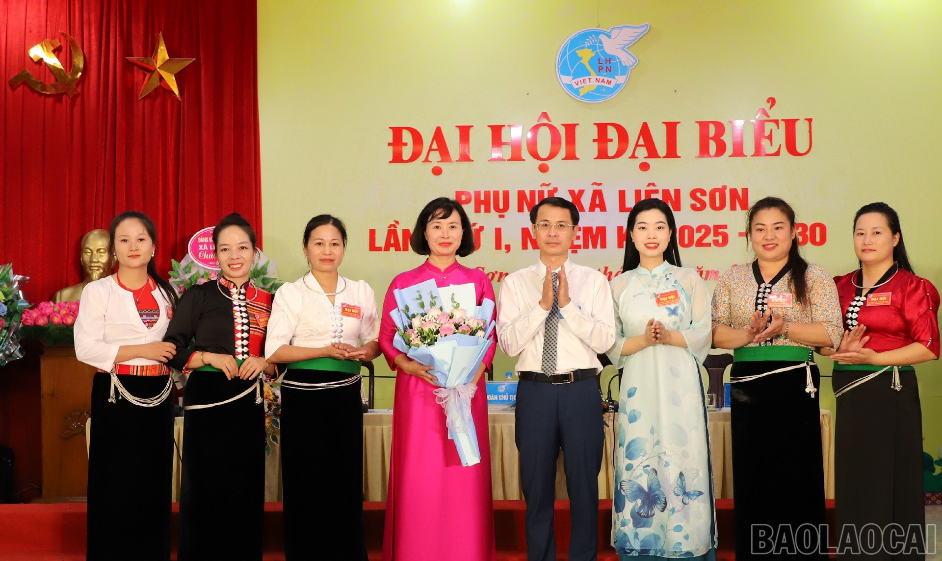 Lãnh đạo xã tặng hoa chúc mừng Ban Thường vụ khóa mới.